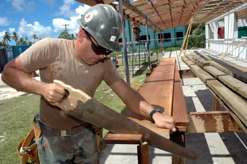 ebeniste-SOLLIES TOUCAS-min_worker_construction_building_carpenter_male_job_build_helmet-893290